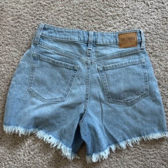 Hollister Ultra High-Rise Distressed Mom Shorts 5" size 26 - Picture 2 of 4
